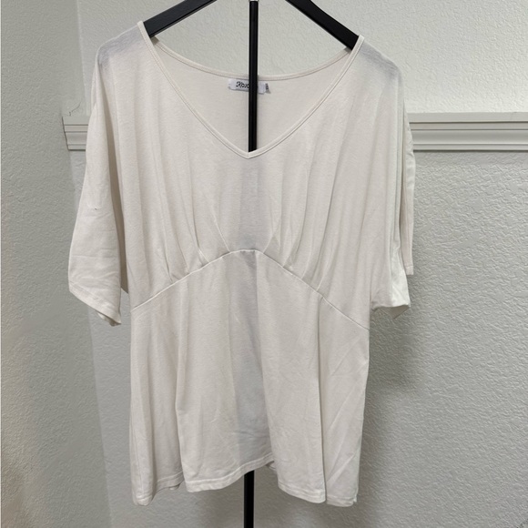 Kojooin Tops - Off White V-Neck Short Sleeve Top